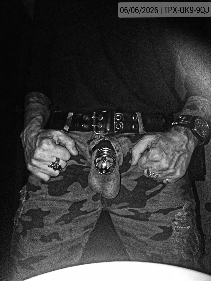06-06-2026 | Period 29 | Day 33/222 | Cage 2 | We went out to dinner with friends this Saturday and I took the opportunity to do some shooting in the bathroom, which was kind of dark, just the way I like it! 👍🛐👊🖤🔒